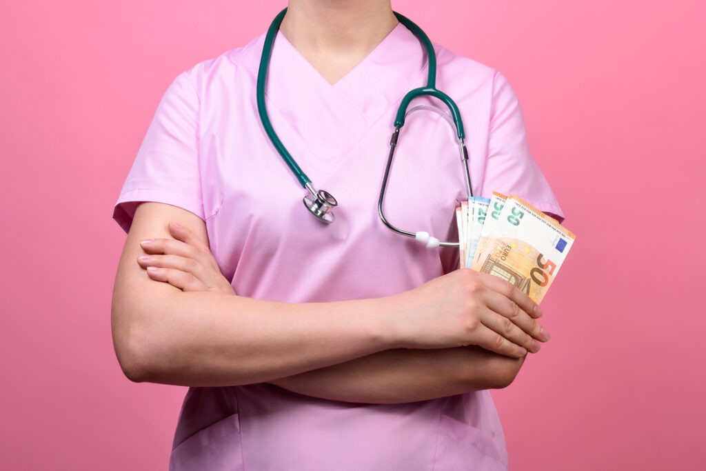Nurses earn in Canada - white nurse displaying notes