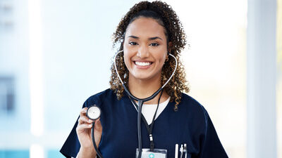 nurse getting benefit for travel nurse assignment